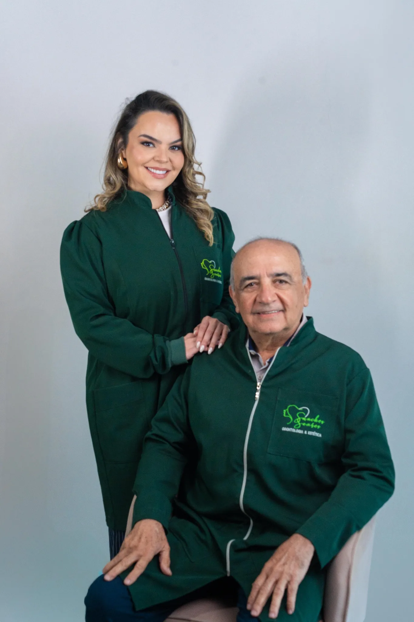 Dra. Camila Sanches Di Santi Soares e Dr. Wilson Roberto Sanches, duas gerações da Sanches Soares Odontologia